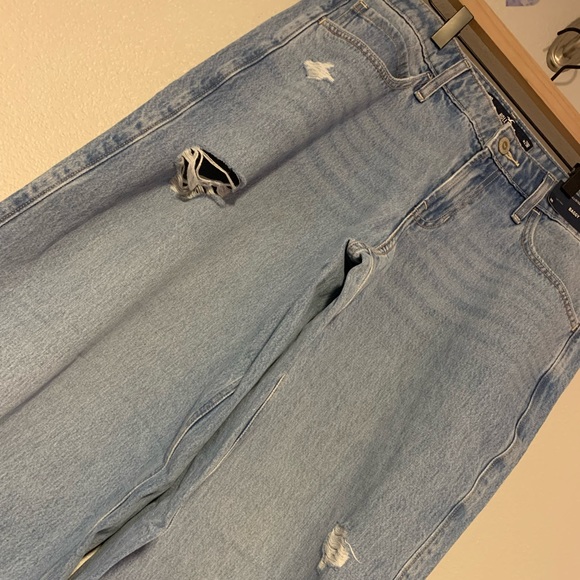 NWT - HOLLISTER LOW RISE BAGGY JEANS - Picture 5 of 9